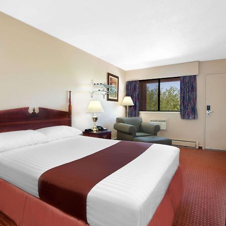 Howard Johnson By Wyndham Red Deer Exterior photo