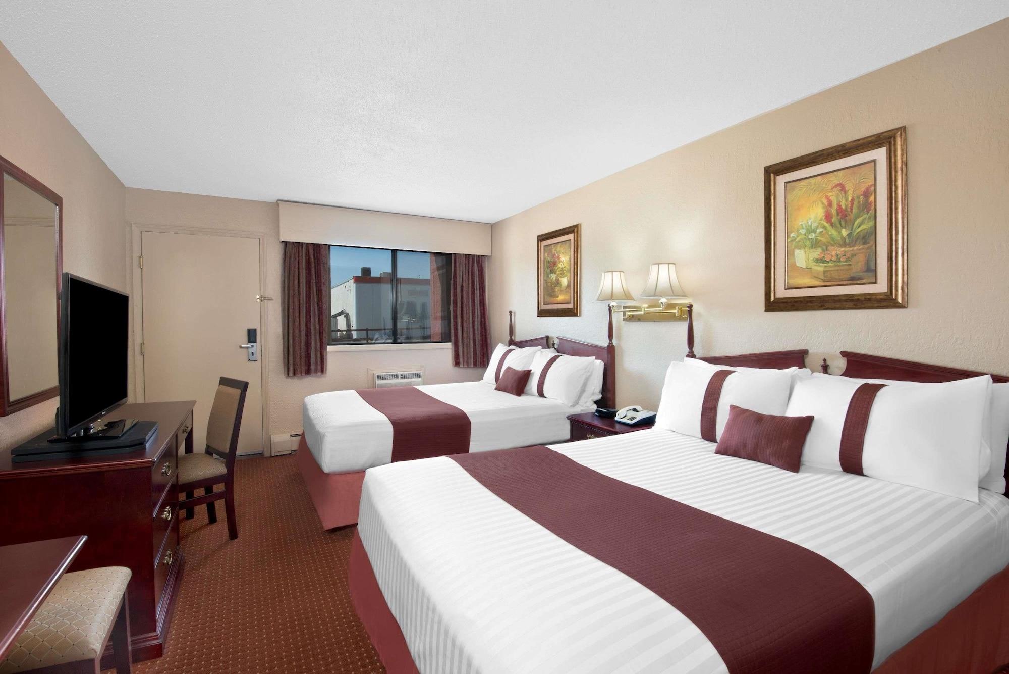 Howard Johnson By Wyndham Red Deer Exterior photo