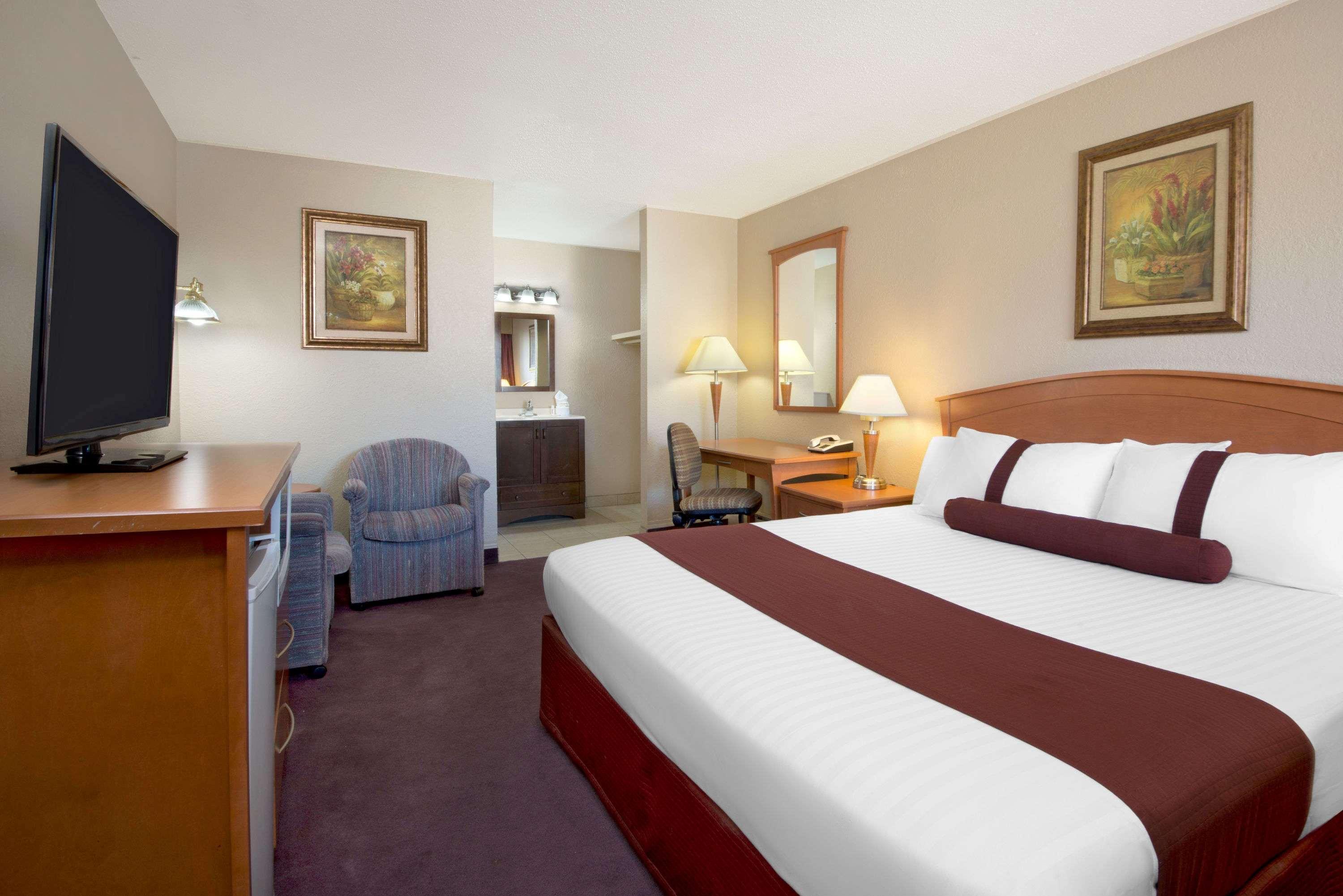 Howard Johnson By Wyndham Red Deer Exterior photo
