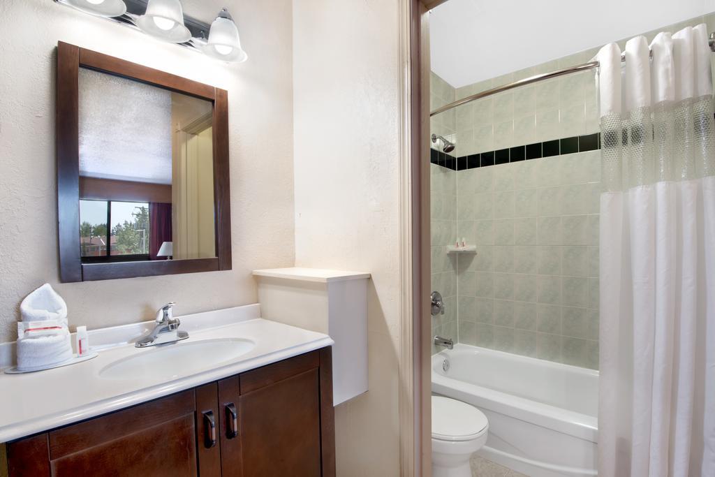 Howard Johnson By Wyndham Red Deer Exterior photo