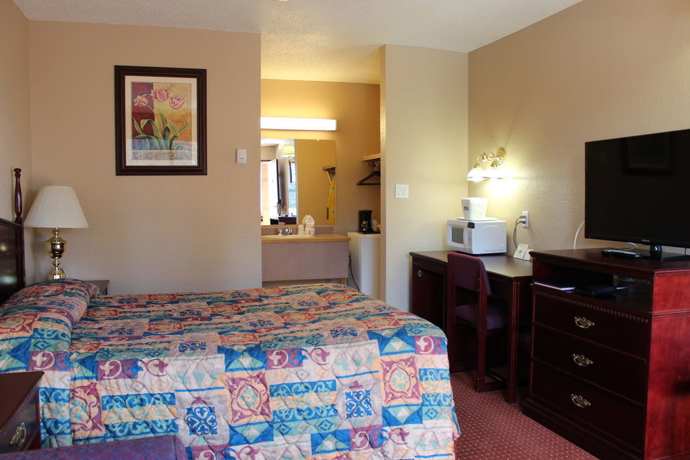 Howard Johnson By Wyndham Red Deer Exterior photo