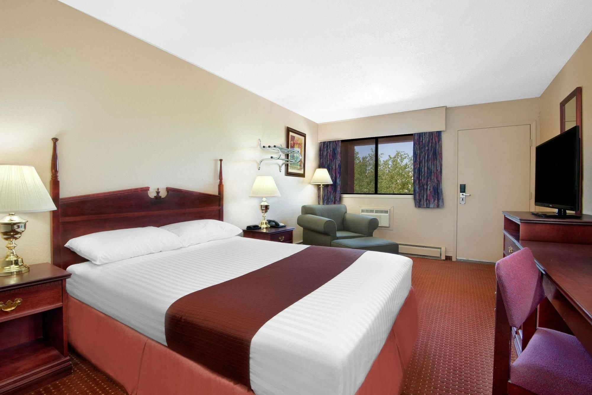 Howard Johnson By Wyndham Red Deer Exterior photo